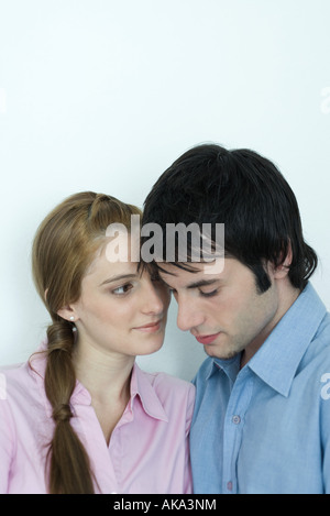 Pareja joven con jefes juntos, Retrato