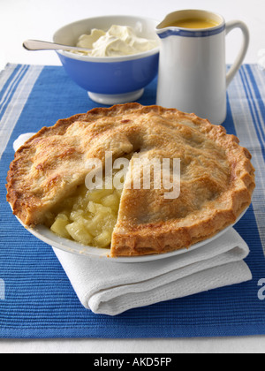 Abierto todo un pastel de manzana con natillas y espesa crema doble comida editorial Foto de stock