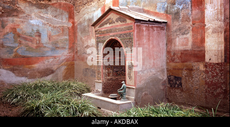 Fuente en el jardín de la casa de la Piccola Fontana, Pompeya Foto de stock