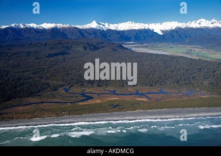 Cinco millas de la playa y cerca de la laguna glaciar Franz Josef y Alpes del sur de la costa oeste de la Isla Sur de Nueva Zelanda antena Foto de stock