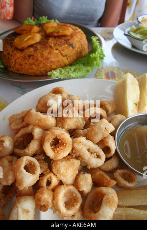 Tacu-Tacu de mariscos, calamares y yuca frita en Tato en Barranca, Perú  Fotografía de stock - Alamy