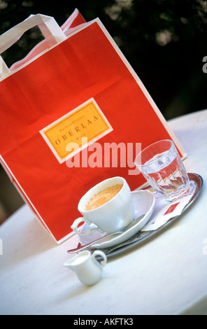 Österreich, Wien I, Neuer Markt, Kurkonditorei Oberlaa, Wiener Café wird mit einem Glas Wasser serviert. Foto de stock