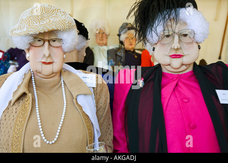 ILLINOIS Galena señoras mayores en tamaño natural para la venta en el stand en la Feria Nacional de artesanías anual evento único diferentes Foto de stock
