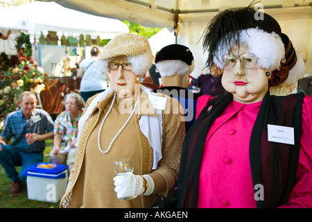 ILLINOIS Galena señoras mayores en tamaño natural para la venta en el stand en la Feria Nacional de artesanías anual evento Foto de stock