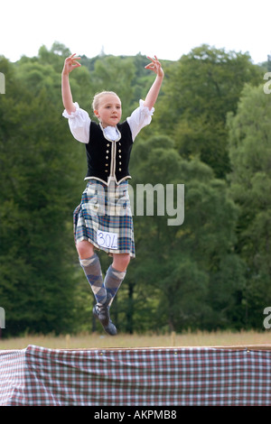 Scottish highland games bailarín, clan, vestuario, molinete, falda, baile nacional, cuadros escoceses, falda, cultura, fiesta, compitiendo en Glengarry, Scotland, Reino Unido Foto de stock
