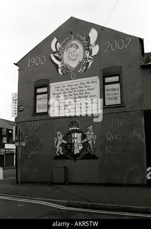 Mural de Conway Street, en el oeste de Belfast, en conmemoración de la muerte de la Reina Elizabeth, la Reina Madre.