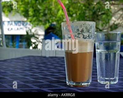 Dos vasos de Frappe con una pajita en una encimera de mármol con un  reflejo, un cóctel de café frío para una pareja Fotografía de stock - Alamy