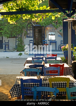 Griego típico restaurante con terraza al aire libre en la península de Halkidiki Sarti Chalkidiki Sithonia Macedonia