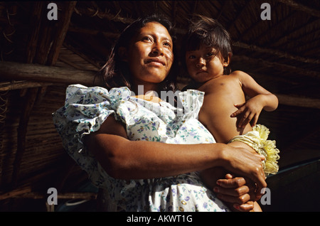 Venezuela, el delta del río Orinoco, Río Manamo, retrato de Indios Warao y su bebé Foto de stock