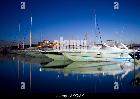 Los yates en el puerto deportivo de Eivissa en frente de Dalt Vila al anochecer, Ibiza, Baleares, España Foto de stock