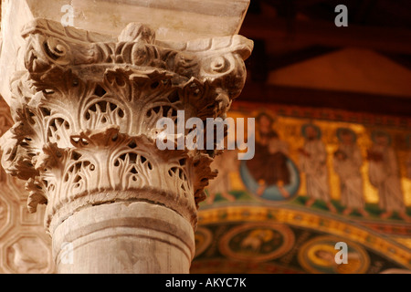 Columna en la Basílica de Eufrasia, Porec, Croacia, Europa Foto de stock