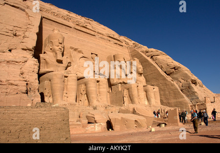 Templo de Ramses - estatuas del faraón en la zona de entrada, Abu Simbel, Egipto Foto de stock
