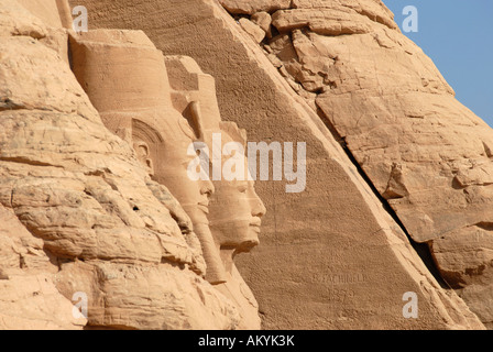 Templo de Ramses - estatuas del faraón en la zona de entrada, Abu Simbel, Egipto Foto de stock