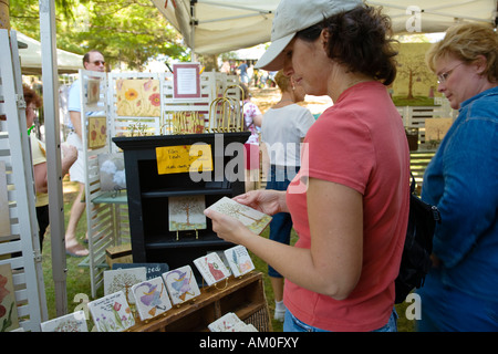 ILLINOIS Galena Mujer examinar artículos hechos a mano para la venta en el stand en la Feria Nacional de artesanías anual evento Foto de stock