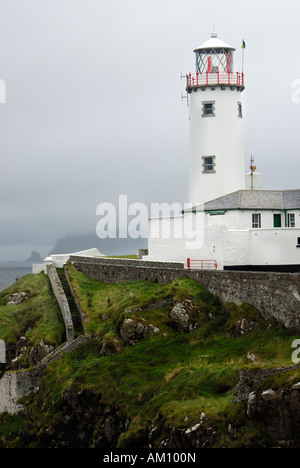 Faro de cabeza Fanad en la desembocadura del fiordo Milford Sound, Co Donegal Irlanda Foto de stock