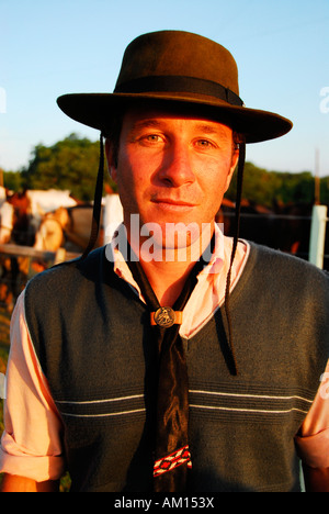Los gauchos con los típicos sombreros y bufandas, Diamante, provincia de Argentina de stock - Alamy