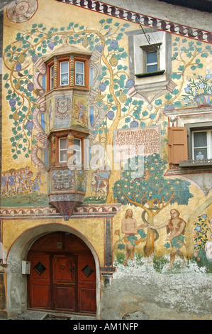 Adán y Eva en el Jardín del Edén, esgrafiados, la pintura de la pared exterior Ardez, Engadin, Grisones, Suiza Foto de stock