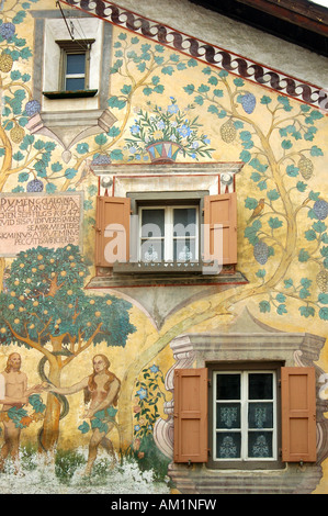 Adán y Eva en el Jardín del Edén, esgrafiados, la pintura de la pared exterior Ardez, Engadin, Grisones, Suiza Foto de stock