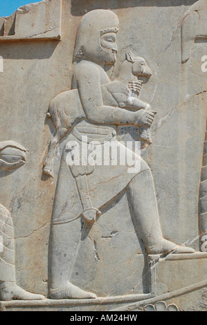 Los esclavos y los soldados se llevan regalos para el emperador persa Darío en las escaleras del Palacio de Persépolis Irán Foto de stock