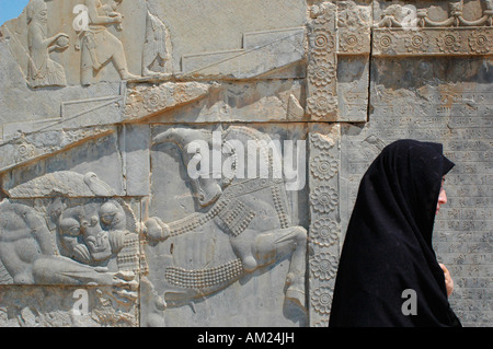 Angra Mainyu mata a León el toro primitivo palacio de Darío en Persépolis Irán Foto de stock