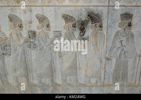 Los esclavos y los soldados se llevan regalos para el emperador Persa Xerxes palacio en Persépolis Irán Foto de stock