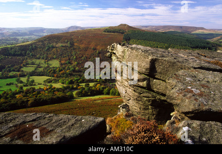 Vista desde Bamford Borde hacia ganar Hill y Mam Tor en Derbyshire Peak District Foto de stock