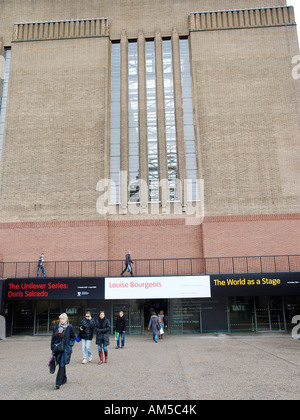 La entrada a la sala de turbinas de la galería de arte Tate Modern Bankside Londres SE1 Foto de stock