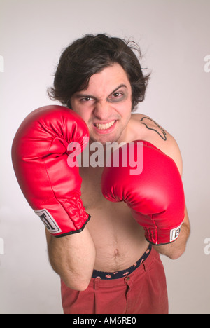 Chimenea Pensar amortiguar Boxer Guantes de boxeo en rojo con el ojo negro y angel wing tatuaje  Fotografía de stock - Alamy