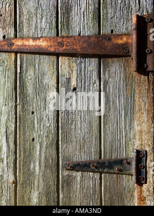 Puertas antiguas de madera con bisagras, perno y candado, en bloques de  granito de luz Fotografía de stock - Alamy