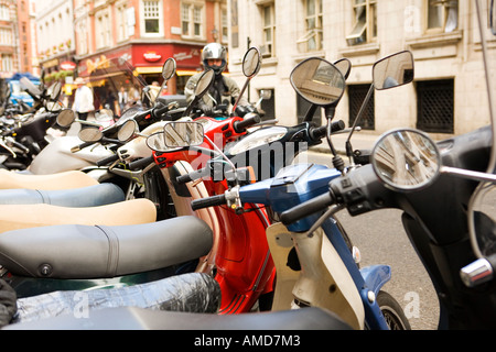 Motos aparcadas en una calle de Londres Foto de stock