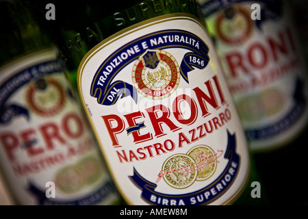 Peroni Nastro Azzurro botella de cerveza italiana Peroni Nastro Azzurro es una marca de SAB Miller Foto de stock