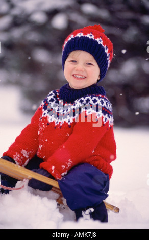 Niño jugando en la nieve