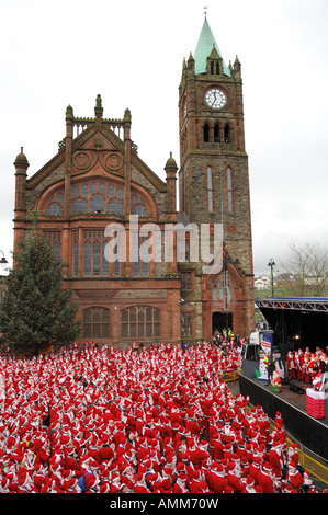 10001 Santa s intento de récord mundial en Derry Londonderry superó el número final 13000 Domingo 9 de diciembre de 2007 Foto de stock