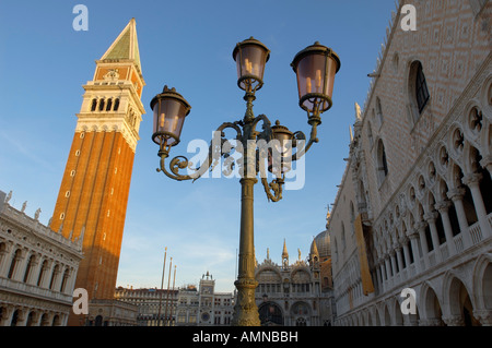Venecia, Italia. A la plaza de San Marcos, Palacio Ducal, la basílica y Campinale.
