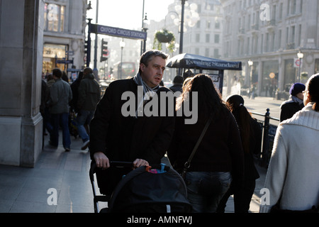 Preocupa al hombre con la PRAM Regent Street Londres Foto de stock