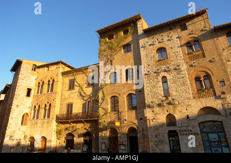 Casas medievales alrededor del Plazza Cisterna de la histórica ciudad de San Gimignano, en las colinas de Chianti, Toscana, Italia.