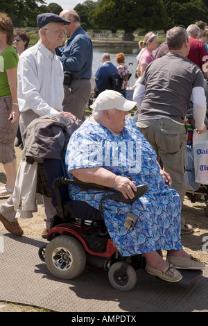 Mujer discapacitada en motocicleta en el Hampton Court Flower Show UK Foto de stock