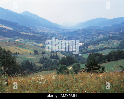 Un alto ángulo de visualización del municipio en un valle, las montañas de Tatra, Eslovaquia Foto de stock