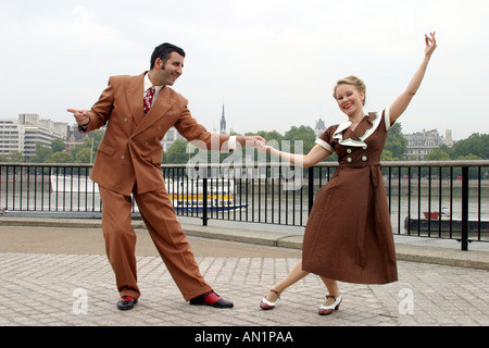 Arábica Espíritu liberal Los bailarines de swing en el vintage ropa Fotografía de stock - Alamy