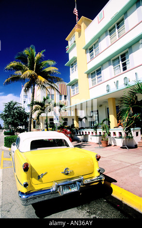 Pontiac amarillo estacionado en frente de Avalon Hotel Miami Beach, Florida, EE.UU.