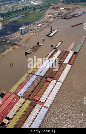 Las barcazas llenas de arena y carbón en el Río Mississippi, cerca de la ciudad de St Louis. Foto de stock