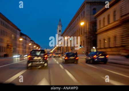 Ludwigstrasse Schwabing de Munich de Baviera Alemania por la noche con luces de tráfico en movimiento