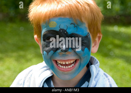 Boy painted face batman fotografías e imágenes de alta resolución - Alamy