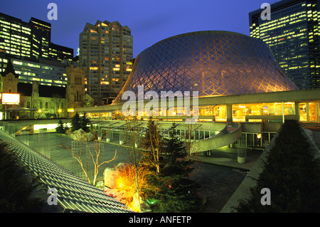 Roy Thomson Hall en la noche de Toronto, Ontario, Canadá Foto de stock