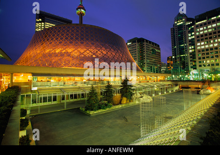 Roy Thomson Hall en la noche de Toronto, Ontario, Canadá Foto de stock