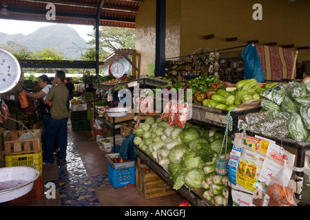 Productos frescos en el Valle de Antón mercado. Provincia de Coclé, República de Panamá, América Central Foto de stock
