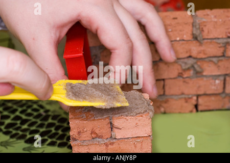 Niño construir casa con ladrillos en miniatura Fotografía de stock - Alamy