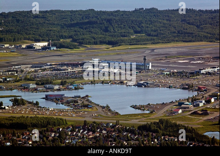 Por encima de la antena Ted Stevens Anchorage International Airport (ANC) y el Lago Hood base de hidroaviones Alaska Foto de stock