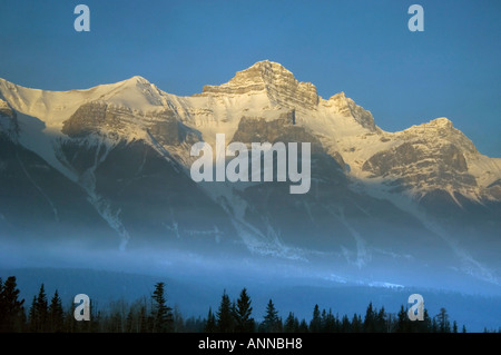 Tres Hermanas Cordillera al amanecer, Parque Nacional de Banff, Alberta, Canadá Foto de stock