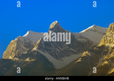 Tres Hermanas Cordillera en la luz de la mañana, Parque Nacional de Banff, Alberta, Canadá Foto de stock